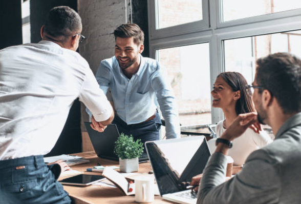 alumnos creando una nueva empresa